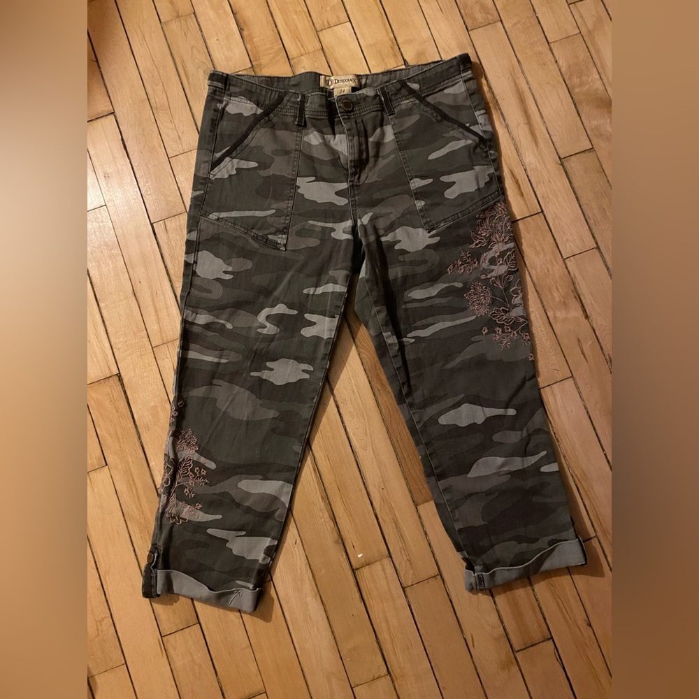 Women’s size 14 Green Cargo capris